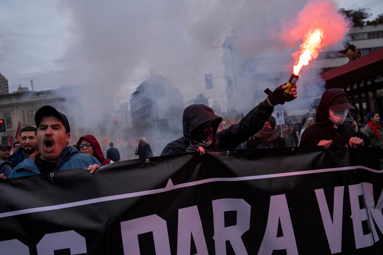 Miles de personas marchan en el centro de Santiago de Chile en memoria a las víctimas de la dictadura