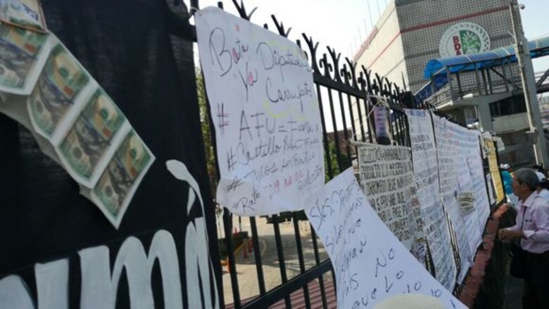 Ciudadanos colocan en la Asamblea pancartas en rechazo a la corrupción