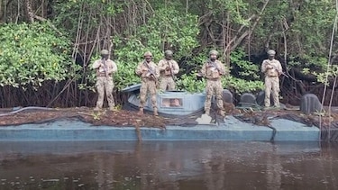 El ejército de Ecuador incauta un ‘narcosubmarino’ de 35 metros de largo cargado de combustible