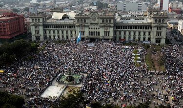 Guatemaltecos piden renuncia de presidente y vicepresidenta por escándalo de corrupción