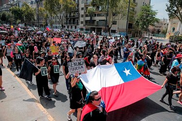 Chilenos protestan contra la represión policial en tres meses de crisis