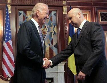 Joe Biden ofrece a Ucrania respaldo de Estados Unidos