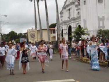 Desfile cívico conmemora los 447 años de fundación de La Villa