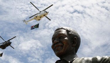 Escultura de 11 metros recuerda el compromiso de Mandela con la educación