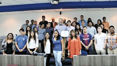 El embajador de USA compartió con estudiantes de derecho de la USMA
