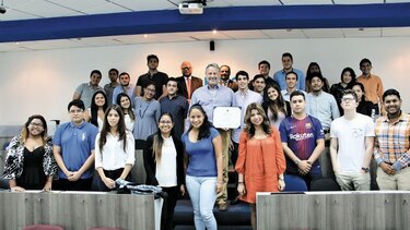El embajador de USA compartió con estudiantes de derecho de la USMA