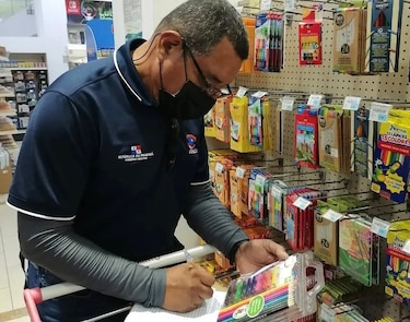 Acodeco advierte sanciones por obligar a padres a comprar libros en las escuelas