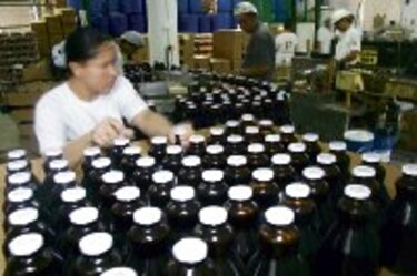 Industrias sufren por la falta de botellas de vidrio