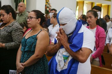 Policía y manifestantes nicaragüenses se enfrentan tras misa por opositores excarcelados