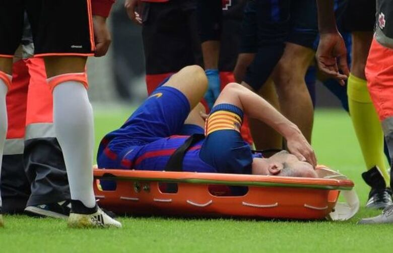 Iniesta se lesiona la rodilla y estaría dos meses de baja