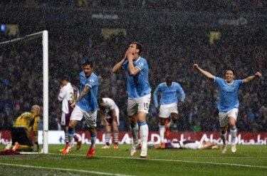 El City golea 4-0 al Aston Villa y queda a las puertas del título