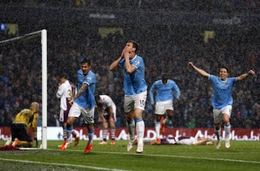 El City golea 4-0 al Aston Villa y queda a las puertas del título