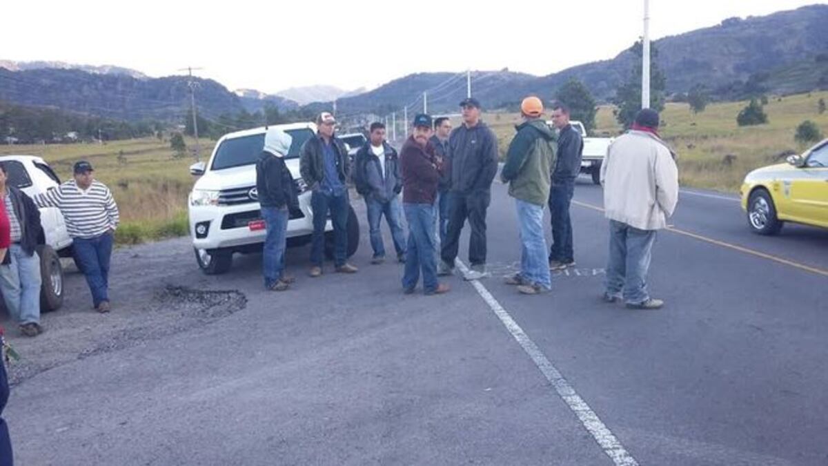 Productores bloquean vía en Cerro Punta; exigen que se cumplan normas