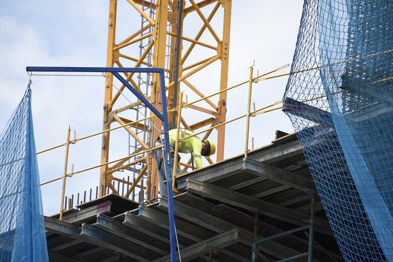 Capac: Urge agilizar trámites y cumplir con los pagos a constructores y bancos