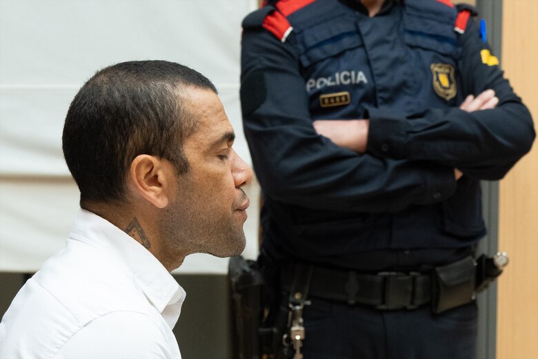Cuatro años y medio de cárcel para Dani Alves por agredir sexualmente a una joven en Barcelona
