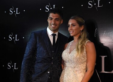Luis Suárez renueva votos matrimoniales en Uruguay junto a astros del Barcelona