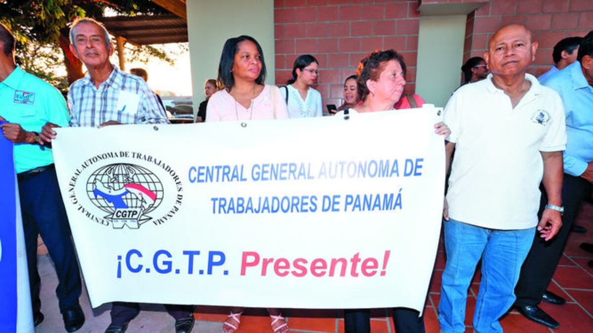 Grupos de la sociedad civil se congregaron ayer en la sede de los dos diarios.