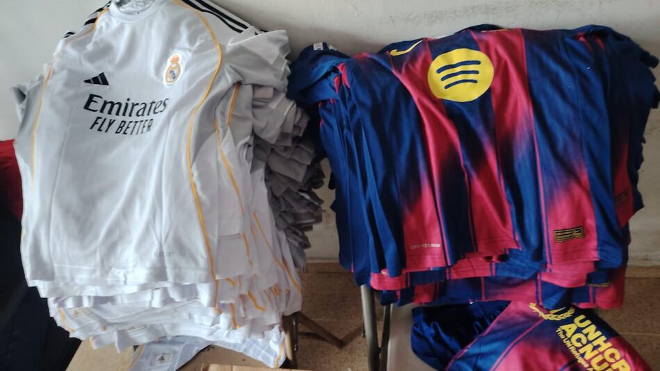 Aduanas retiene en Guabalá cajas de ropa deportiva del FC Barcelona y el Real Madrid, presuntamente falsificada