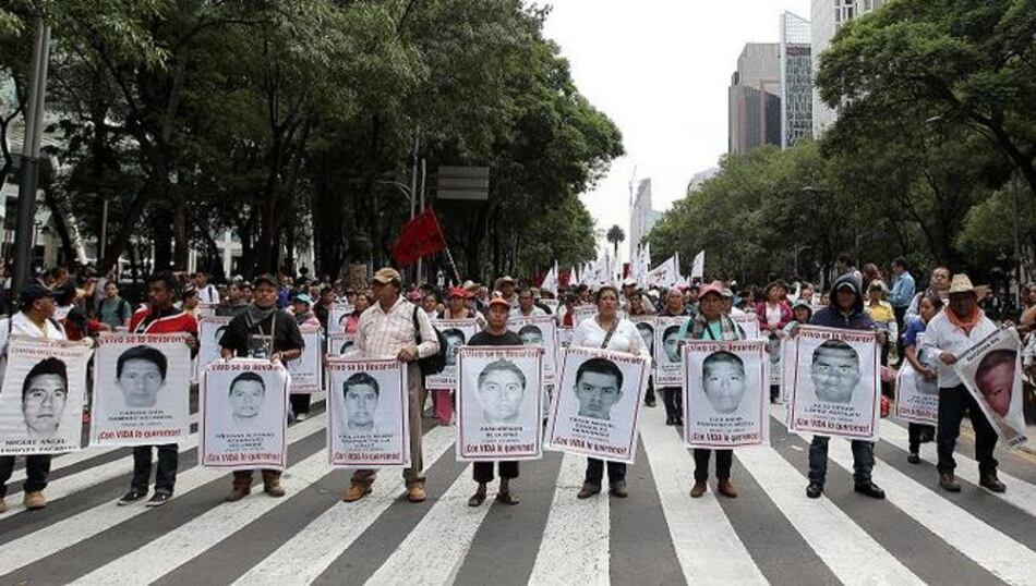 Miles de ciudadanos marchan por 9 meses de desaparición de 43 estudiantes