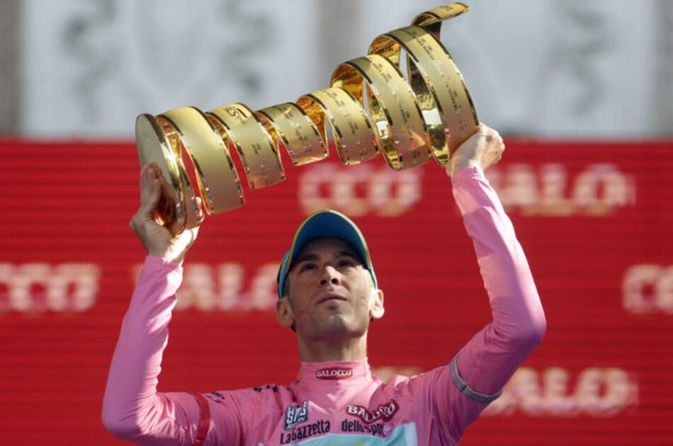 Nibali encabeza el pelotón en el Giro de Italia