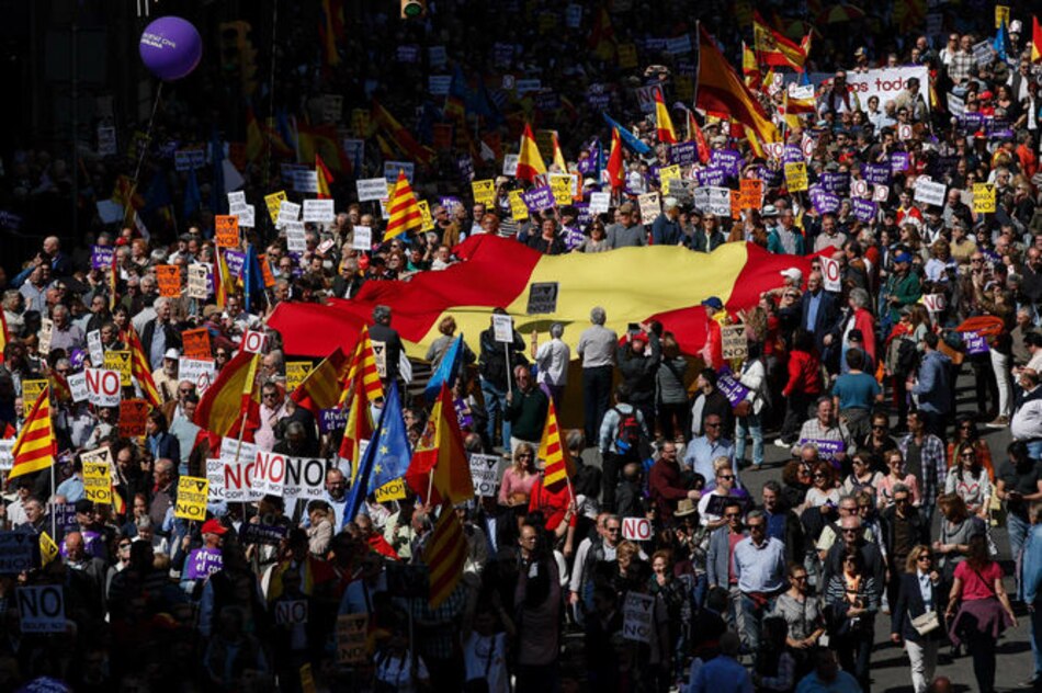 Multitudinaria manifestación en Barcelona contra la independencia