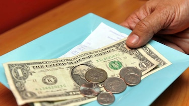 Polémica por las propinas: Acodeco reitera que son voluntarias