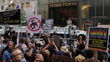 '¡No al KKK, no a un Estados Unidos fascista!', gritan los manifestantes frente a la Trump Tower