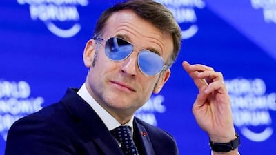 Por qué Macron está usando gafas de sol en sus apariciones en la cumbre de Davos