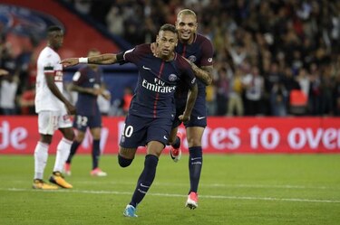 Neymar pone de pie al Parque de los Príncipes