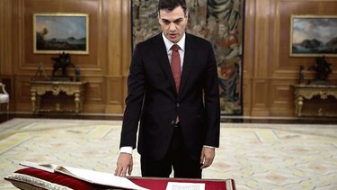 Pedro Sánchez es juramentado, acechado por la crisis catalana