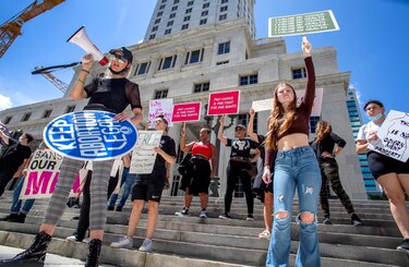 Senado de Florida aprueba limitar aborto a las 6 primeras semanas de embarazo
