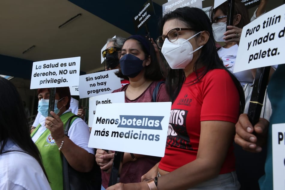 Duras críticas al plan de medicamentos del gobierno bajo el lema ‘Pasar del no hay al sí hay’