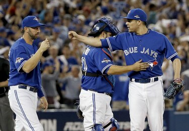 Azulejos vencen a los Reales y siguen con vida