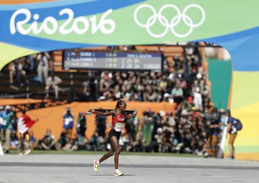 Keniana Sumgong se lleva el oro en maratón de mujeres en Río