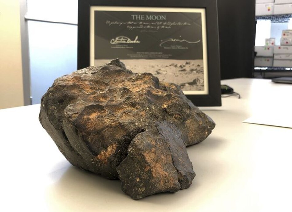 Subastan meteorito lunar en 612 mil 500 dólares