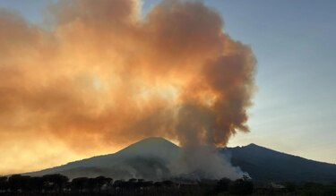 El incendio en el Vesubio sigue activo y se ha declarado movilización nacional