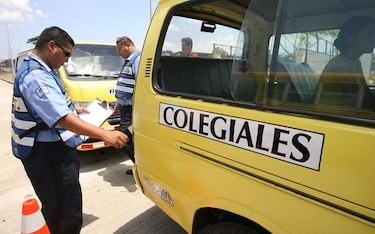 Buses colegiales podrán prestar el servicio de venta de verduras, acarreo y transporte privado