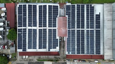 Varela Hermanos inicia producción y embotellado con energía 100% limpia y presenta la edición limitada de Seco Herrerano Patria 2025