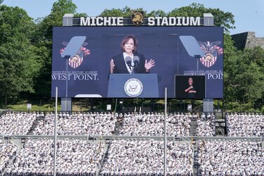 Kamala Harris se convierte en la primera mujer en pronunciar el discurso de graduación en West Point