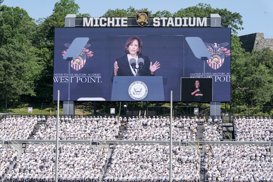 Kamala Harris se convierte en la primera mujer en pronunciar el discurso de graduación en West Point