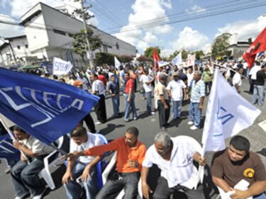 Antimotines despejan la vía Transístmica