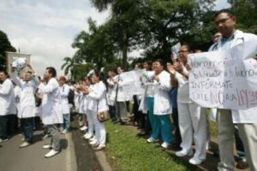 Firman acuerdo de fin de huelga; Comenenal se ausenta