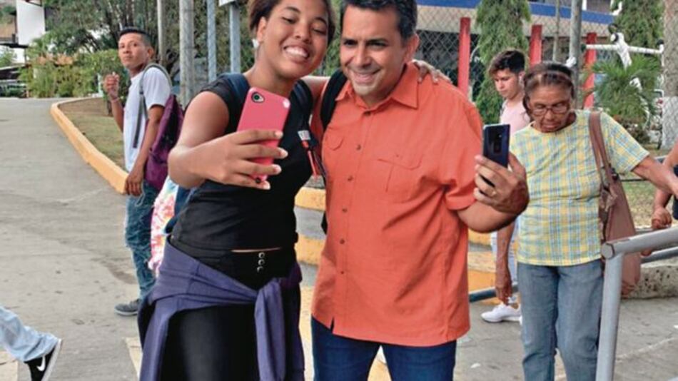 Ricardo Lombana regresa a su campaña en la ciudad capital