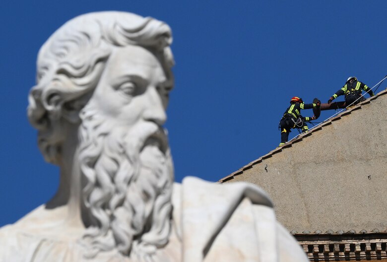 Se instala la chimenea en la Capilla Sixtina para el cónclave