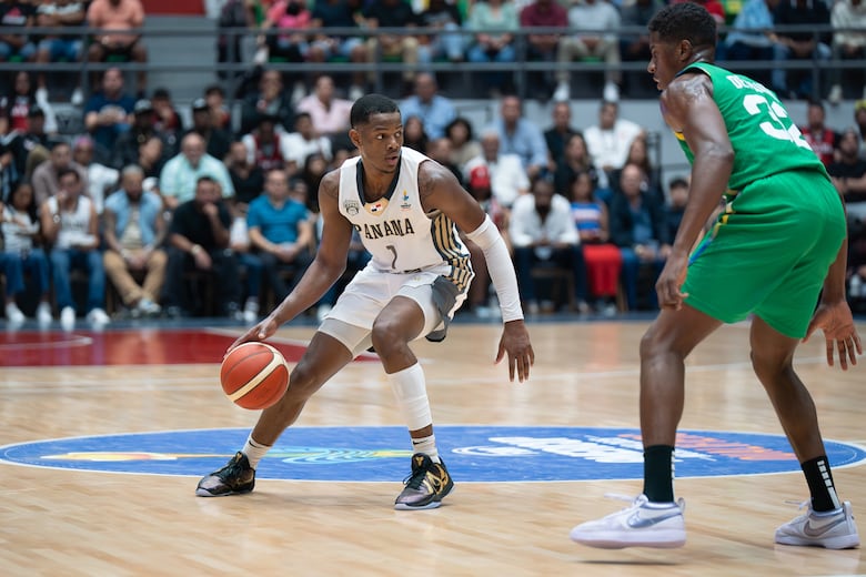 Panamá derrota a Brasil en una noche brillante de Iverson Molinar