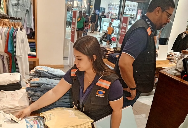 Acodeco detecta productos vencidos, publicidad engañosa y precios ocultos en operativos navideños