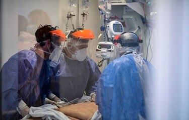 Argentina impone cierre más estricto por alza de casos y muertes