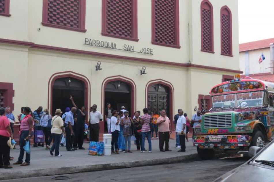 Docentes realizan concentración en la Vía España
