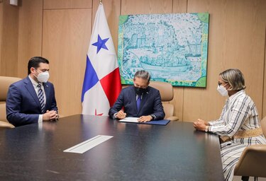 Cortizo firma decreto ejecutivo que reglamenta compra de medicamentos por desabastecimiento crítico