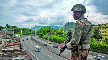 Policía de Río, sometida a militares